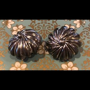 Vintage Oscar De La Renta clip on earrings